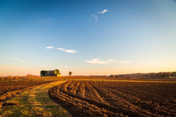 Verlassener Bauernhof auf dem Land — Stockfoto