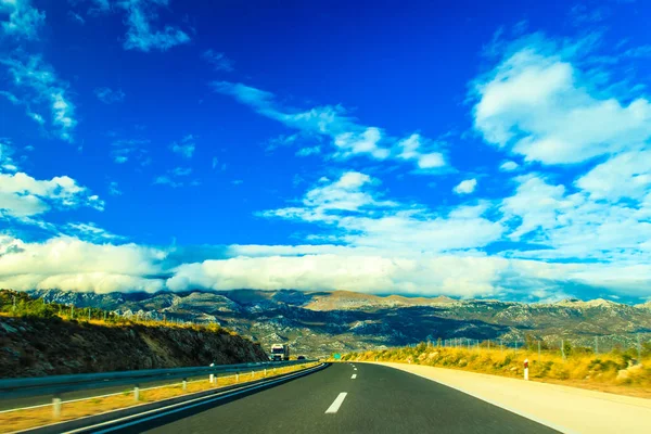 Highway escalar as montanhas da Croácia — Fotografia de Stock