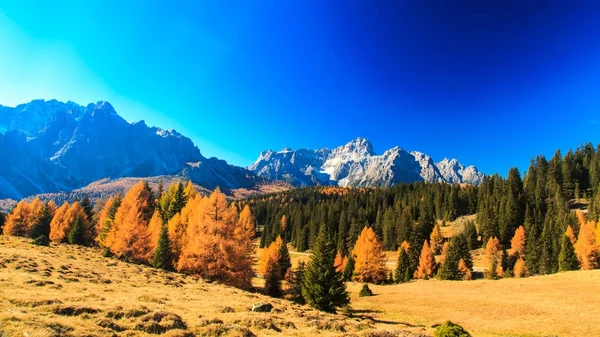 Trekking outono no vale da Pusteria alpina — Fotografia de Stock