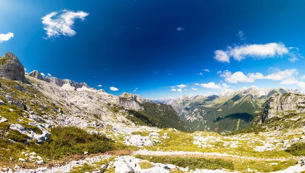 Гірський пік в літній день — стокове фото