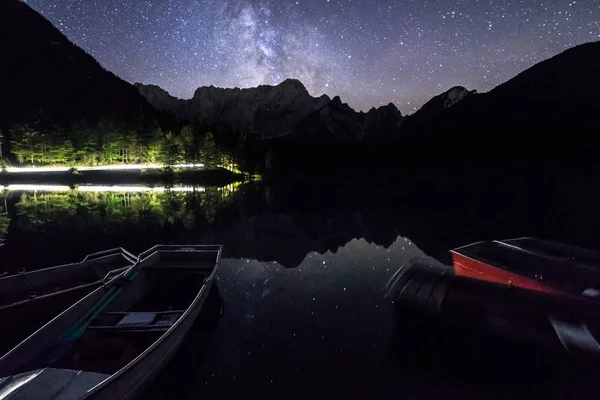 Milky way at the lake of Fusine, Italy — Stock Photo, Image