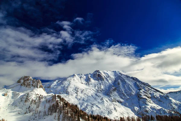 Zonnige winterdag met de bergen vol met sneeuw — Stockfoto