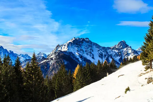 Сонячний зимовий день з горами, повними снігу — стокове фото