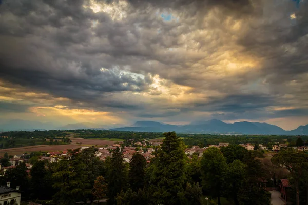 Tarde tempestade sobre a aldeia medieval — Fotografia de Stock