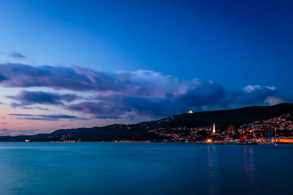 O castelo e o farol de Trieste — Fotografia de Stock