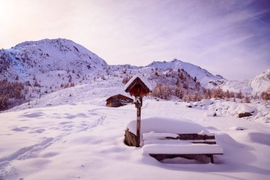 Alpine hut tarafından kar kaplı