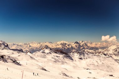 Kayak pistleri Cervinia güneşli günde
