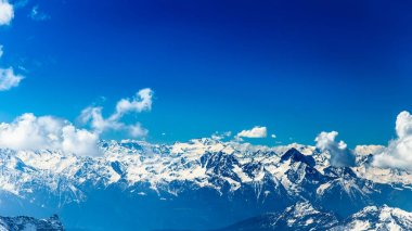 Kayak pistleri Cervinia güneşli günde