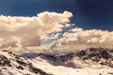 Kayak pistleri Cervinia güneşli günde