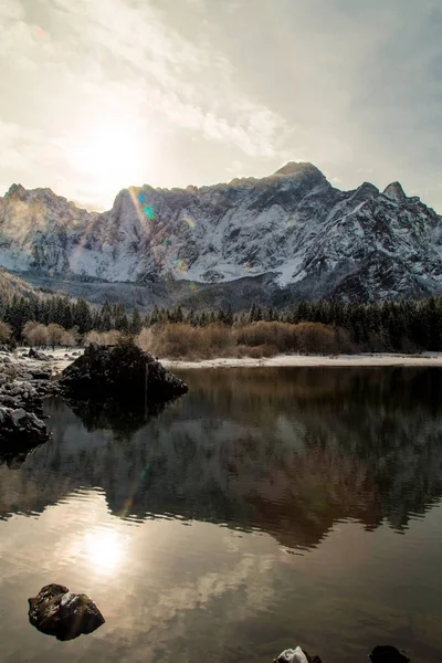 山の湖で最初の雪 — ストック写真