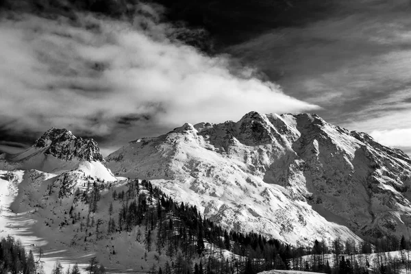 Napsütéses téli nap, a hó tele hegyek — Stock Fotó
