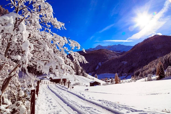 Sonniger Tag in den Alpen nach dem Schneefall — Stockfoto