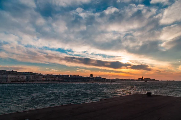 Blåsig dag i staden Trieste — Stockfoto