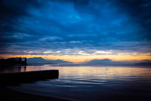 Puesta de sol en el pueblo de Desenzano, en el lago de Garda —  Fotos de Stock