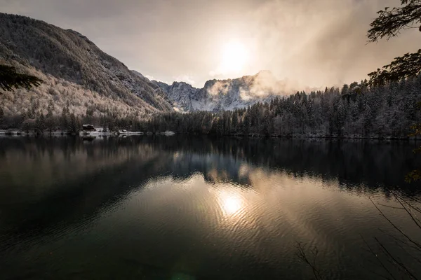 Primera nieve en el lago de montaña — Foto de Stock