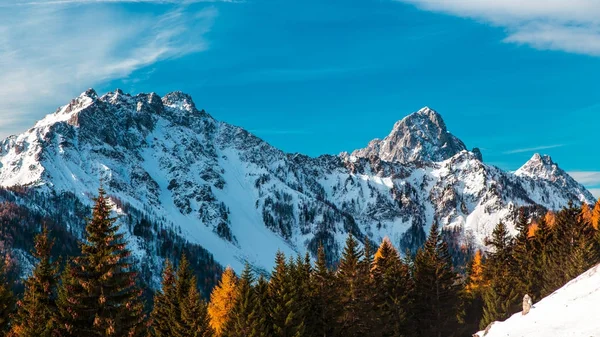Güneşli kış günü kar tam Dağları ile