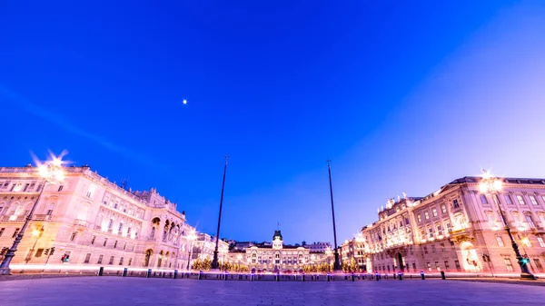 La piazza di Trieste nel periodo natalizio — Foto Stock