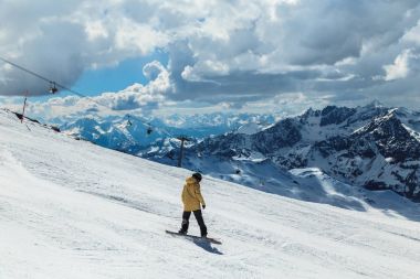 Kayak pistleri Cervinia güneşli günde
