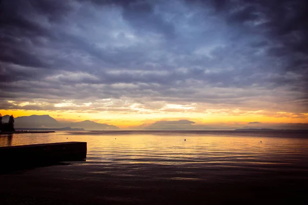 Pôr do sol na aldeia de Desenzano, no lago Garda — Fotografia de Stock