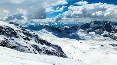 Kayak pistleri Cervinia güneşli günde