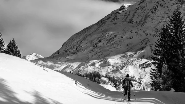 雪の山に晴れた冬の日 — ストック写真