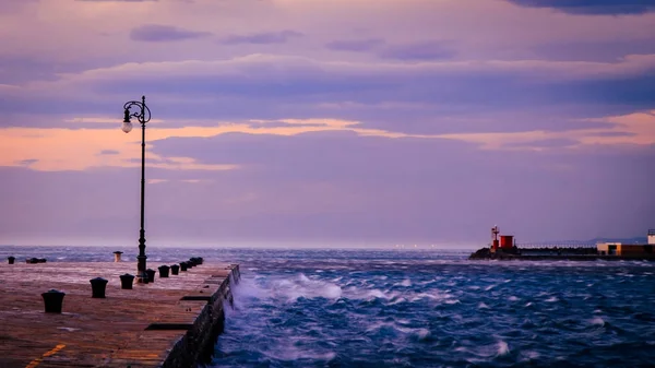 Blåsig dag i staden Trieste — Stockfoto