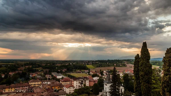 Večerní bouře nad středověké vesnice — Stock fotografie