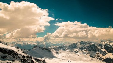 Kayak pistleri Cervinia güneşli günde