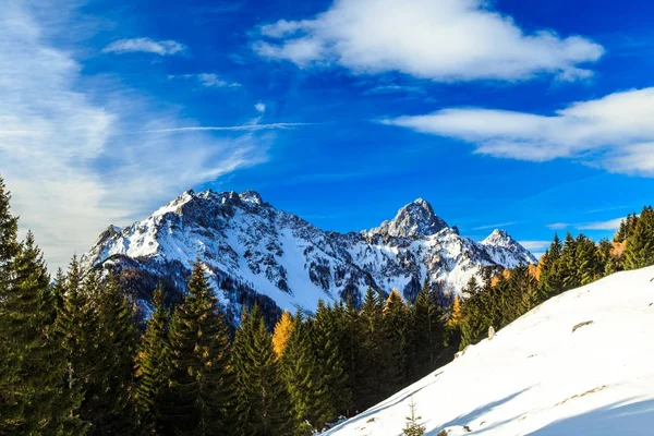 Сонячний зимовий день з горами, повними снігу — стокове фото