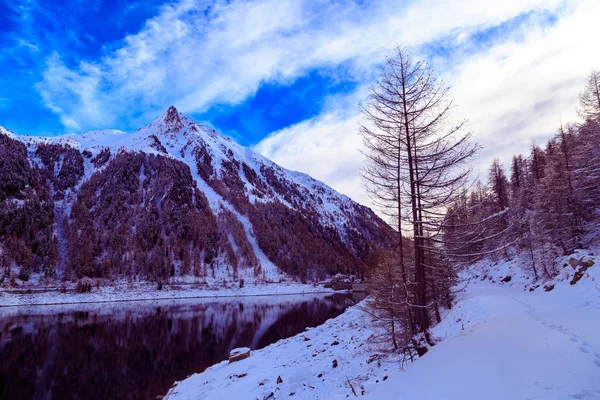 El lago Neves en los Alpes italianos —  Fotos de Stock