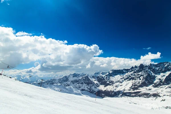 Солнечный день на лыжных склонах Червинии — стоковое фото