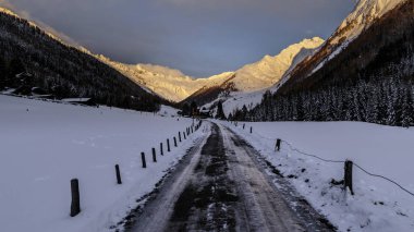 Valle Aurina içinde renkli günbatımı