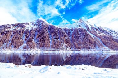 İtalyan Alpleri'nde Neves Gölü