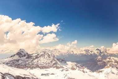 Kayak pistleri Cervinia güneşli günde