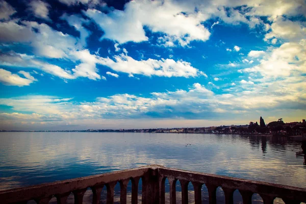 Pôr do sol na aldeia de Desenzano, no lago Garda — Fotografia de Stock