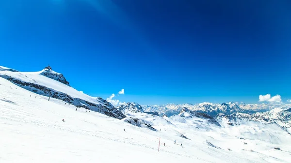 Cervinia sípályáknál napsütéses napon — Stock Fotó