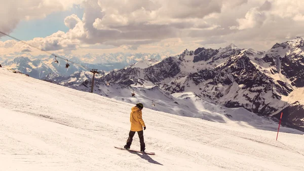 Día soleado en las pistas de esquí de Cervinia — Foto de Stock
