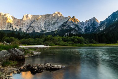 Fusine, İtalya'nın göl günbatımı