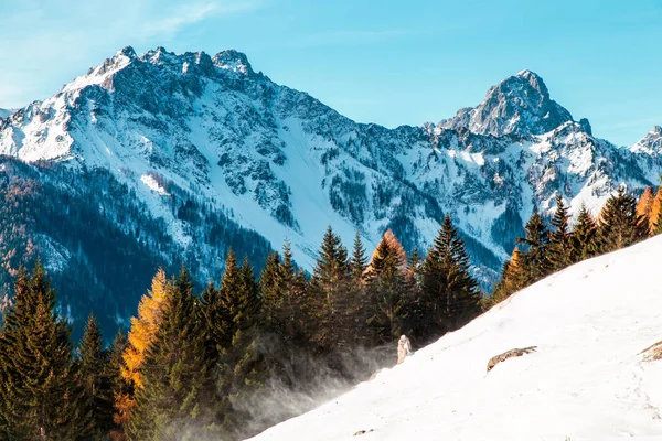 Dia de inverno ensolarado com as montanhas cheias de neve — Fotografia de Stock