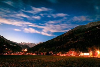 Campo Tures kale beyaz dağlar