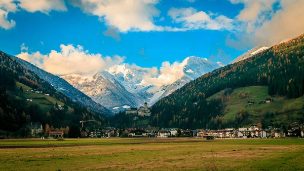 Campo Tures kale beyaz dağlar — Stok fotoğraf