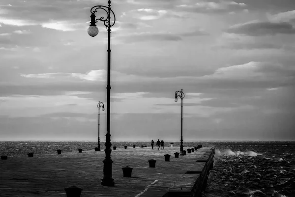 Giornata ventosa nella città di Trieste — Foto Stock