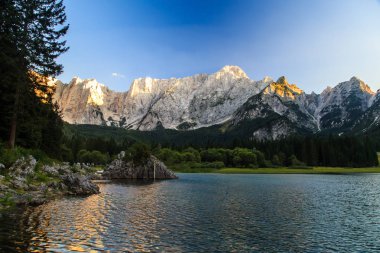 Fusine, İtalya'nın göl günbatımı