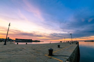 Trieste şehir önünde renkli günbatımı