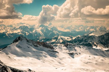 Kayak pistleri Cervinia güneşli günde