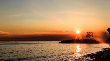 Denizde, Trieste günbatımı