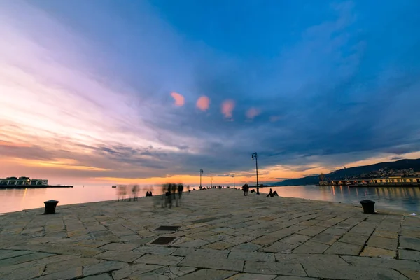 Coucher de soleil coloré devant la ville de Trieste — Photo