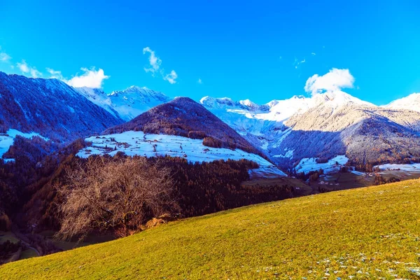 Coucher de soleil coloré dans la Valle Aurina — Photo