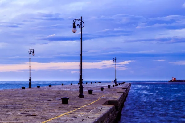 Journée venteuse dans la ville de Trieste — Photo