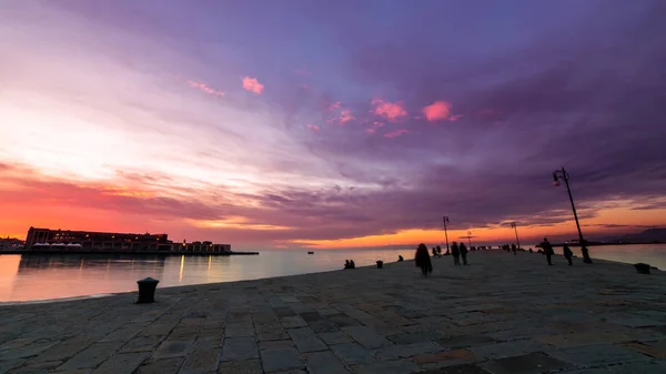 Pôr-do-sol colorido em frente à cidade de Trieste — Fotografia de Stock